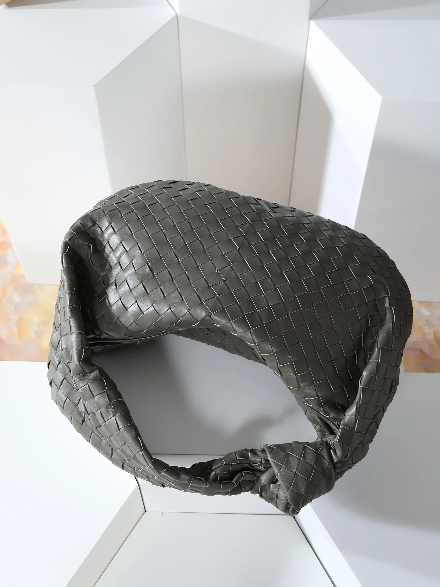 1280. 🥇 𝗝𝗢𝗗𝗜𝗘# Street style’s new favorite fashionable large size 𝙟𝙤𝙙𝙞𝙚 It’s coming, it’s coming, it’s really coming! I always felt that knitting was old-fashioned, until I met it - 𝙟𝙤𝙙𝙞𝙚, I realized that the original classic knitting elements and the new knot element design can be so fashionable! I have to admire your design talent! Large capacity to meet daily needs! Fashionable and versatile, it’s perfect for concave shapes, take it out to hit the streets! Size: 48*40*16cm Style No. #600261